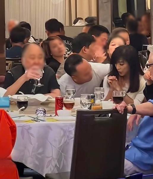 70歲資深女星活動現場遭男子靠近,她苦笑一個動作,「影片流出」網友全怒了